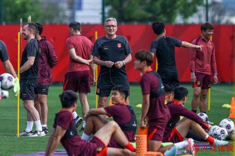 国足重庆公开训练持续火爆 对阵巴林阵容或迎大调整 国足重庆公开训练持续火爆 对阵巴林阵容或迎大调整