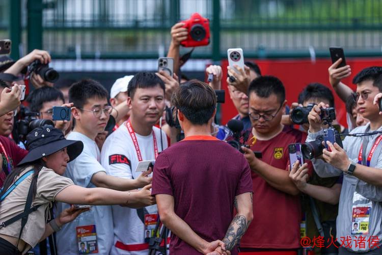 国足重庆公开训练持续火爆 对阵巴林阵容或迎大调整 国足重庆公开训练持续火爆 对阵巴林阵容或迎大调整